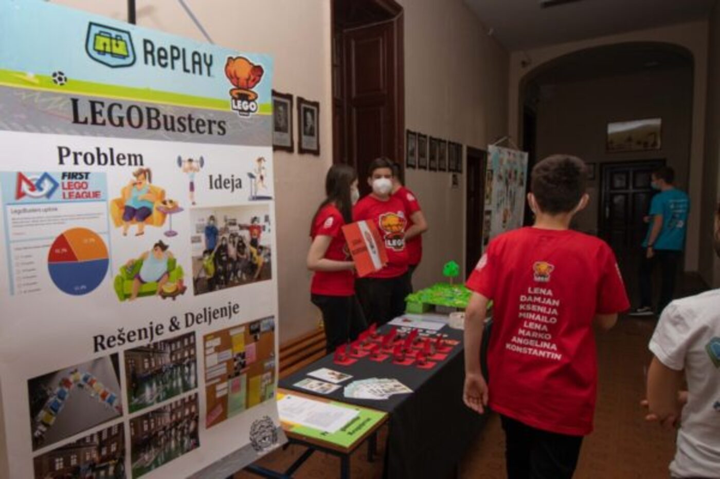 Štand tima sa inovativnim projektom na FIRST LEGO League Srbija