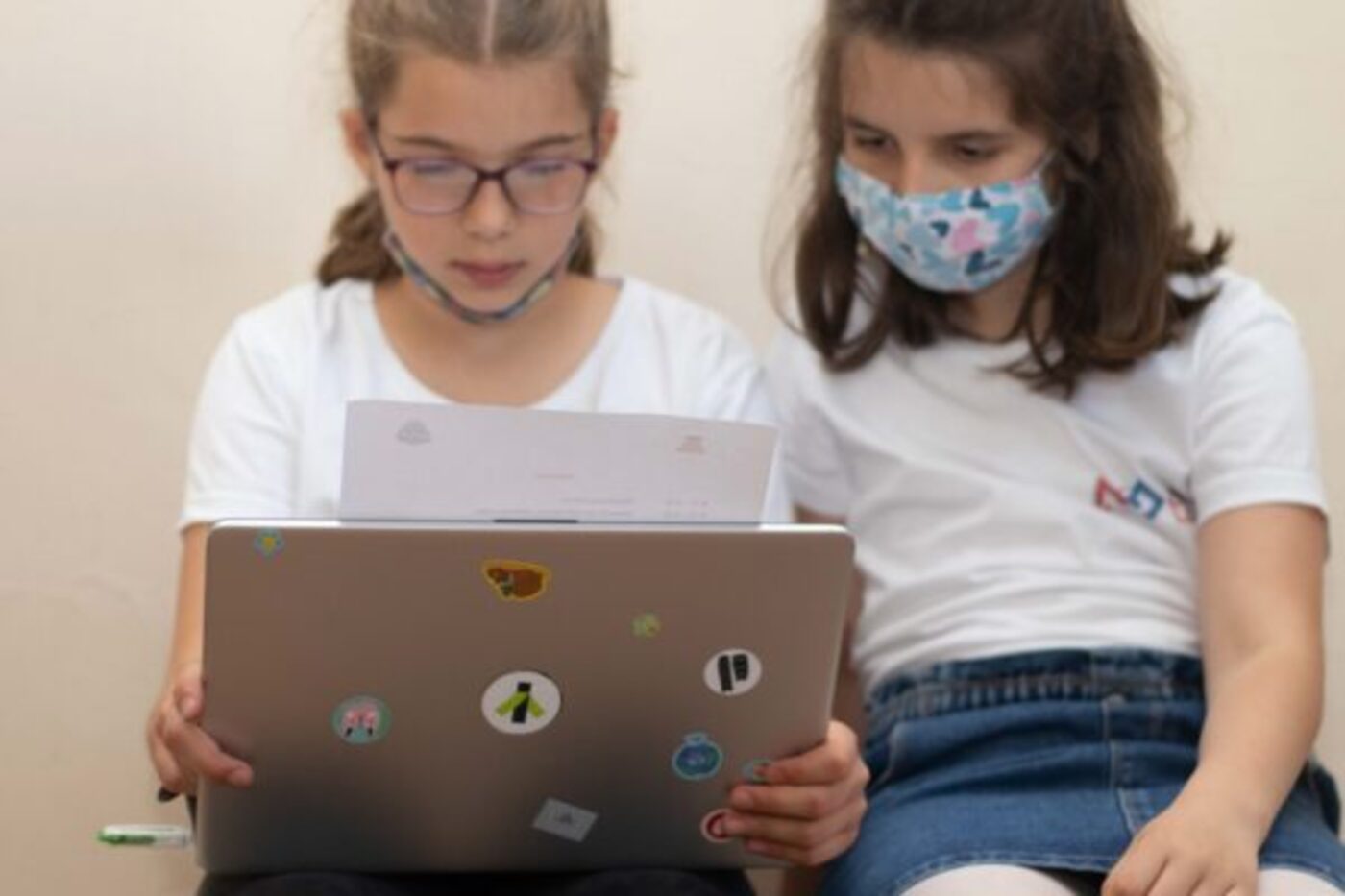 Dve devojčice programiraju robota na laptopu tokom radionice robotike