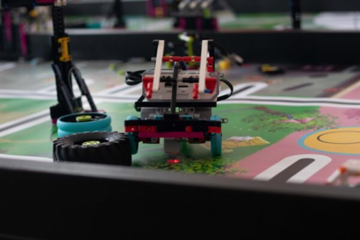 Robot od LEGO kockica na poligonu FIRST LEGO League Srbija